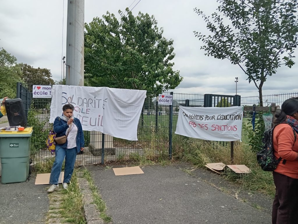 Banderoles accrochées au grillage : « Solidarité école Nanteuil », « J’aime mon école » et « Des moyens pour l’éducation, pas des sanctions »